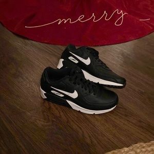 Size 6 black Nike Airmax - NEVER WORN